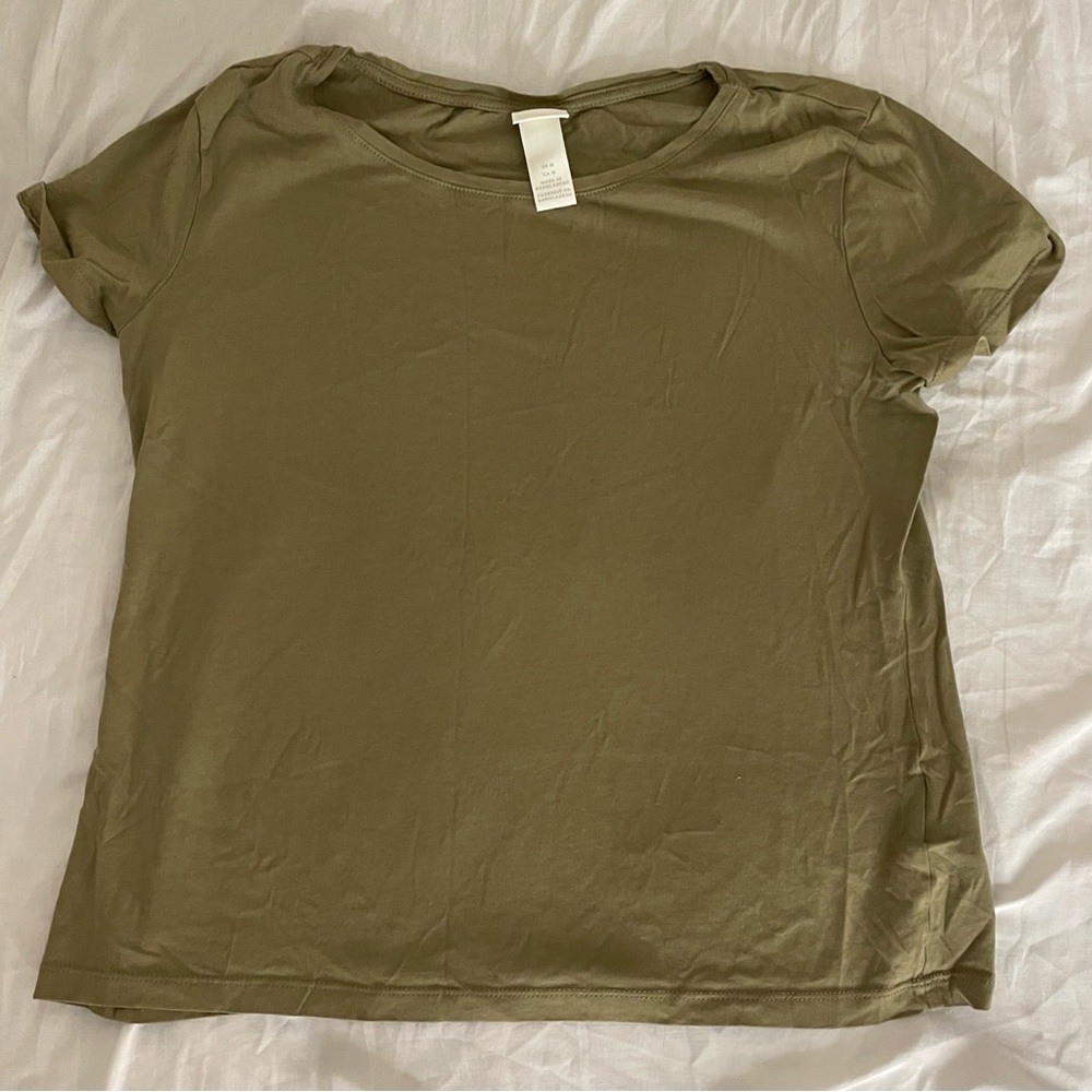 Solid green shirt
Size - M
Stainless 
Brand new, never used
Blouse and tee